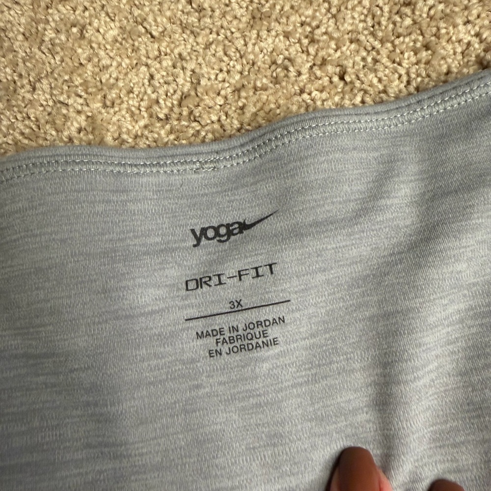 Nike Women's Light Gray High-Waist Bike Shorts - Picture 2 of 4